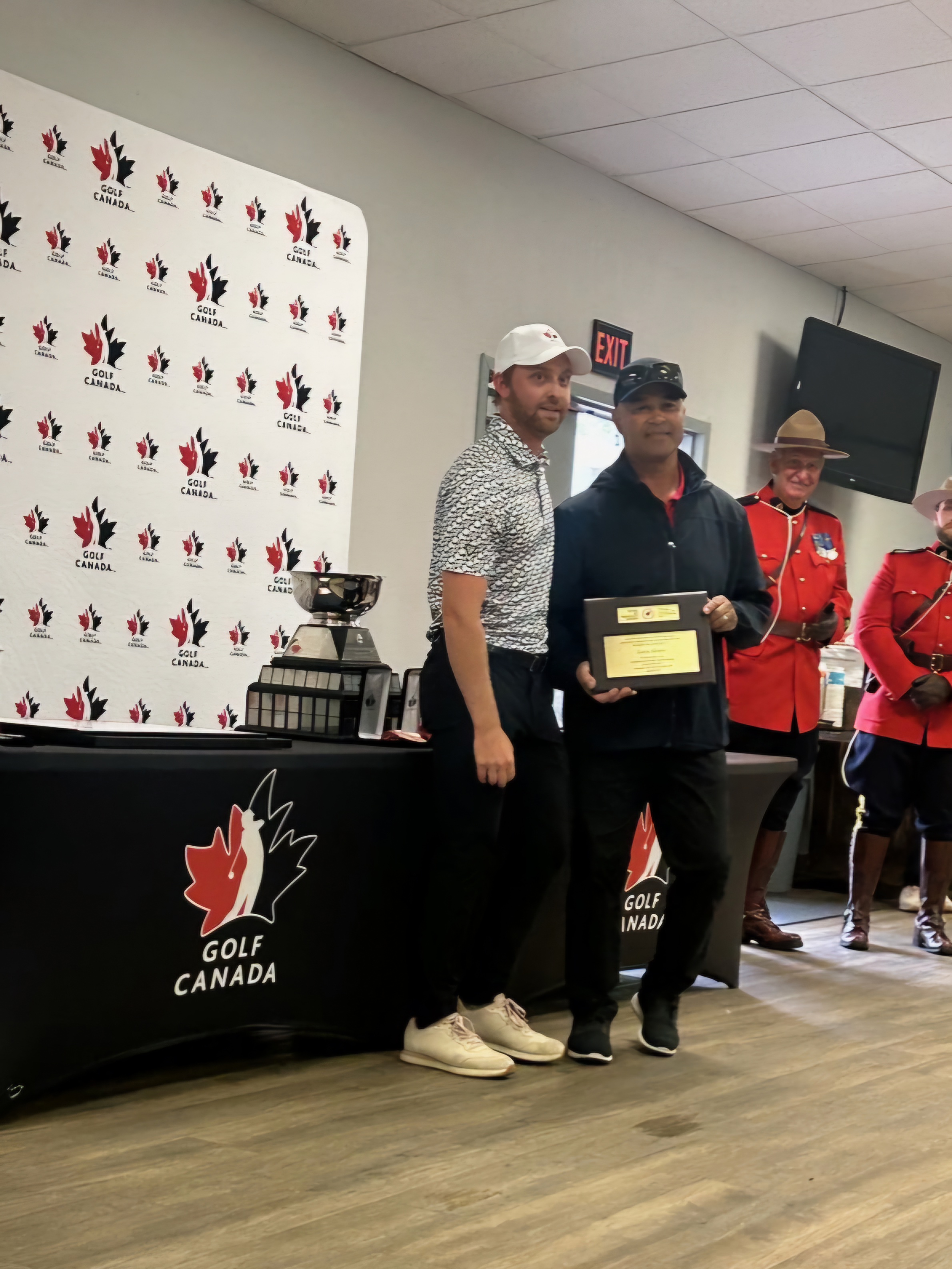 National_Tournament_Photo_Page/Golf Canada Presents Erwin Alvarez with Plaque